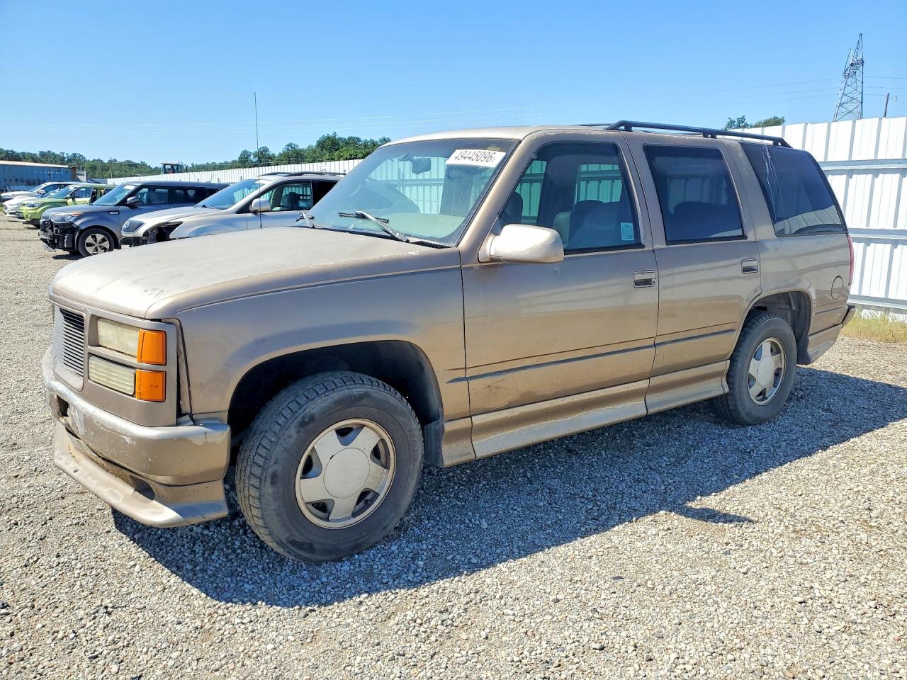 1996 GMC Yukon VIN 1GKEK13R3TJ737308 photo 1