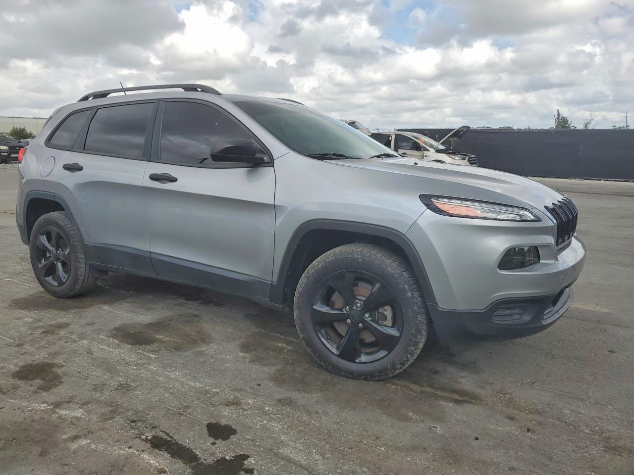 2017 Jeep Cherokee VIN 1C4PJLABXHW540915 photo 4