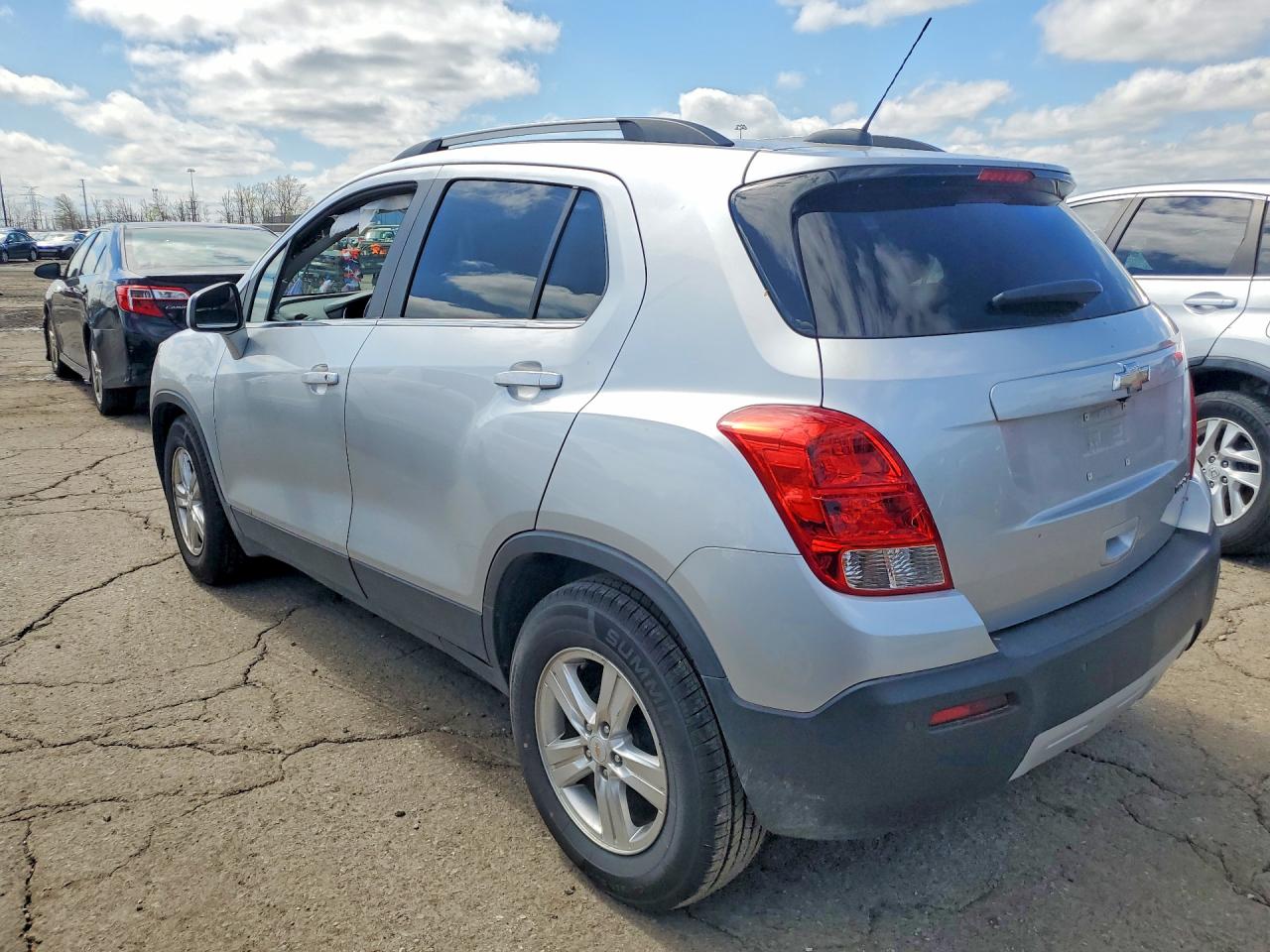 2016 Chevrolet Trax VIN KL7CJLSB2GB562312 photo 2