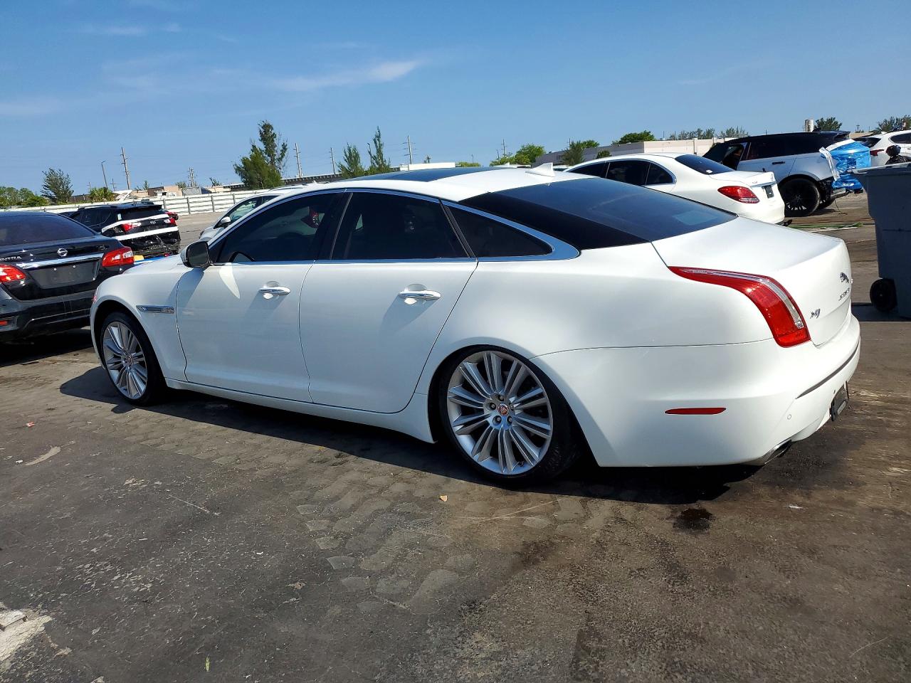 2014 Jaguar Xj VIN SAJWA1CZ0E8V71540 photo 2
