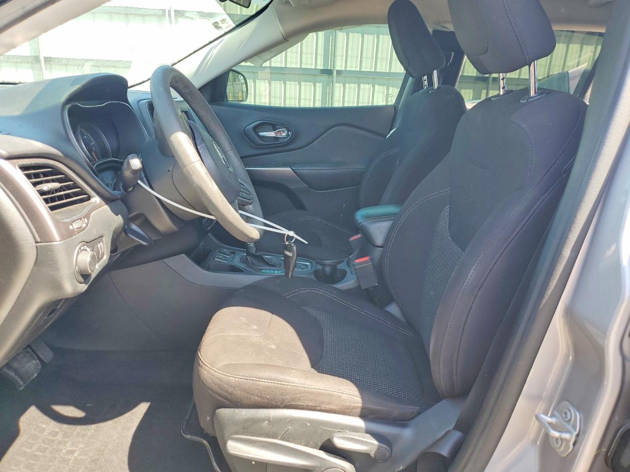 2020 Jeep Cherokee VIN 1C4PJLCB7LD581195 photo 7