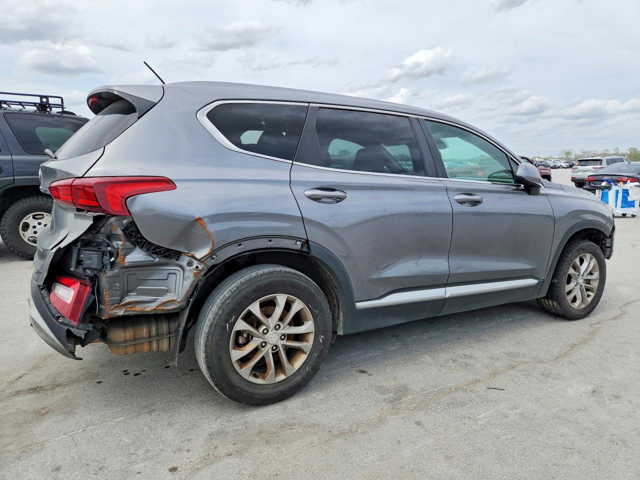 2019 Hyundai Santa fe VIN 5NMS23AD1KH083723 photo 3
