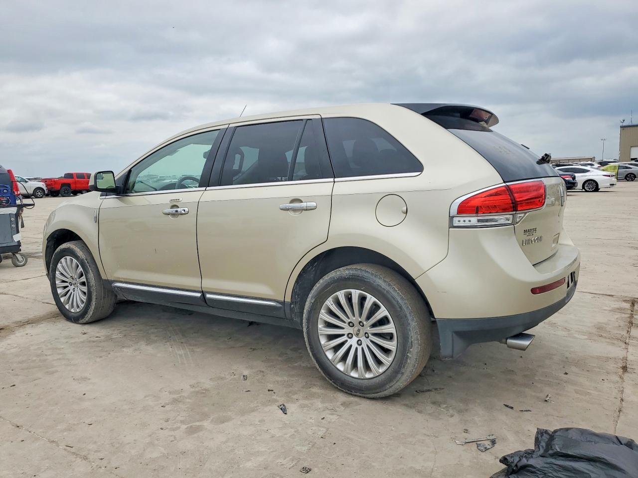 2011 LINCOLN Mkx VIN 2LMDJ6JK1BBJ09327 photo 2