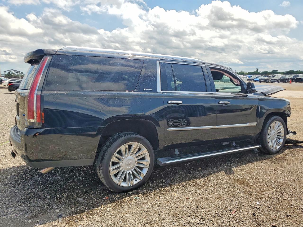 2018 Cadillac Escalade VIN 1GYS3KKJ4JR295693 photo 3