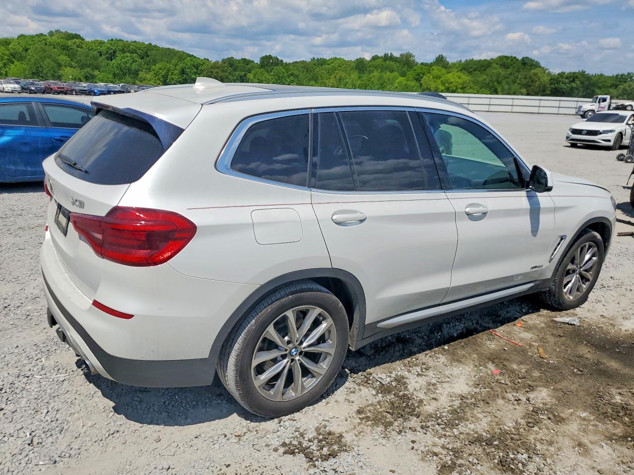 2018 BMW X3 VIN 5UXTR9C5XJLC83085 photo 3