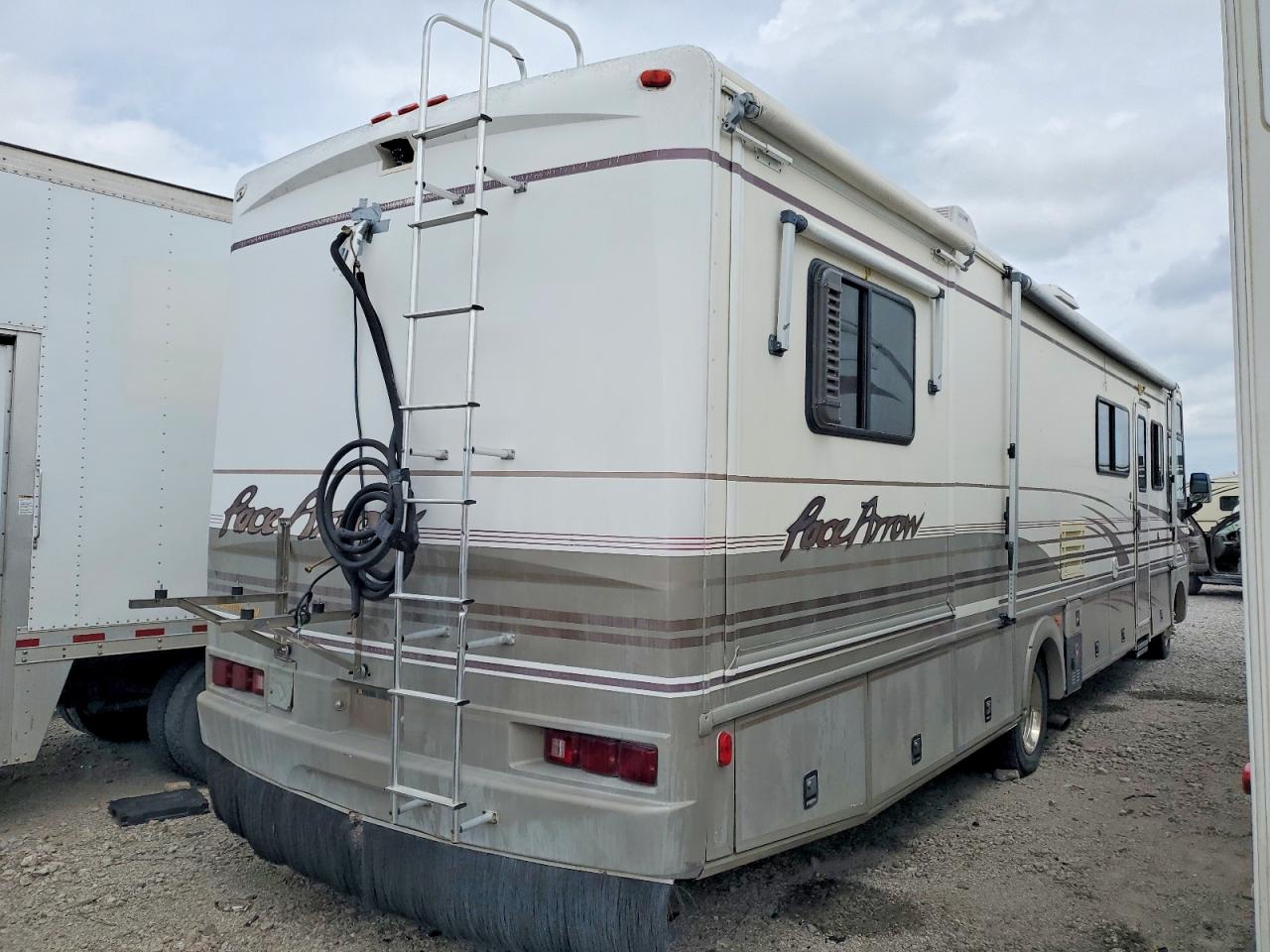 2000 FLEETWOOD All models VIN 1FCNF53SXY0A03451 photo 4