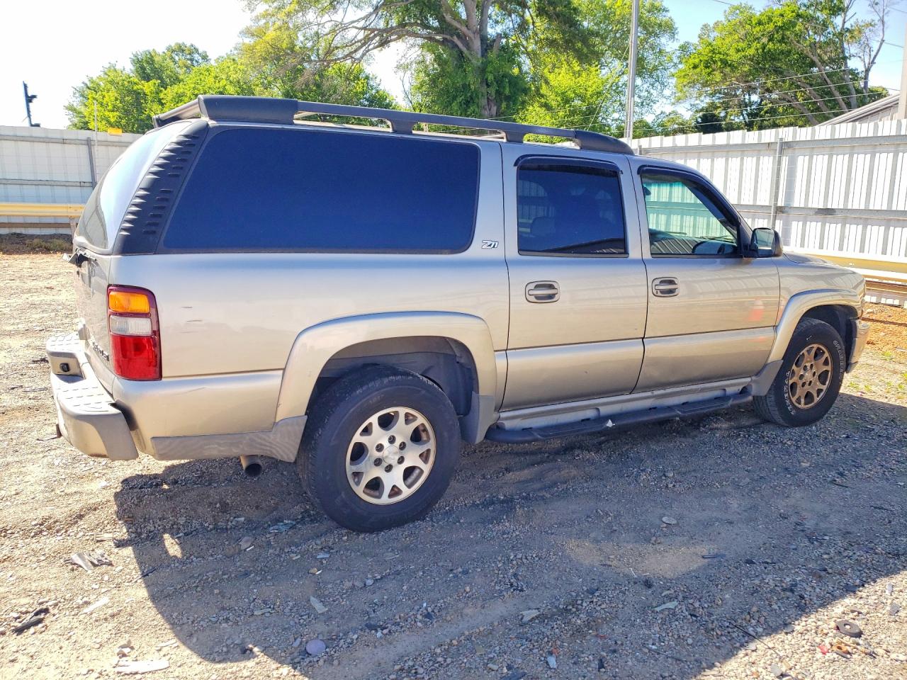 2002 Chevrolet Suburban VIN 3GNFK16Z22G335833 photo 3