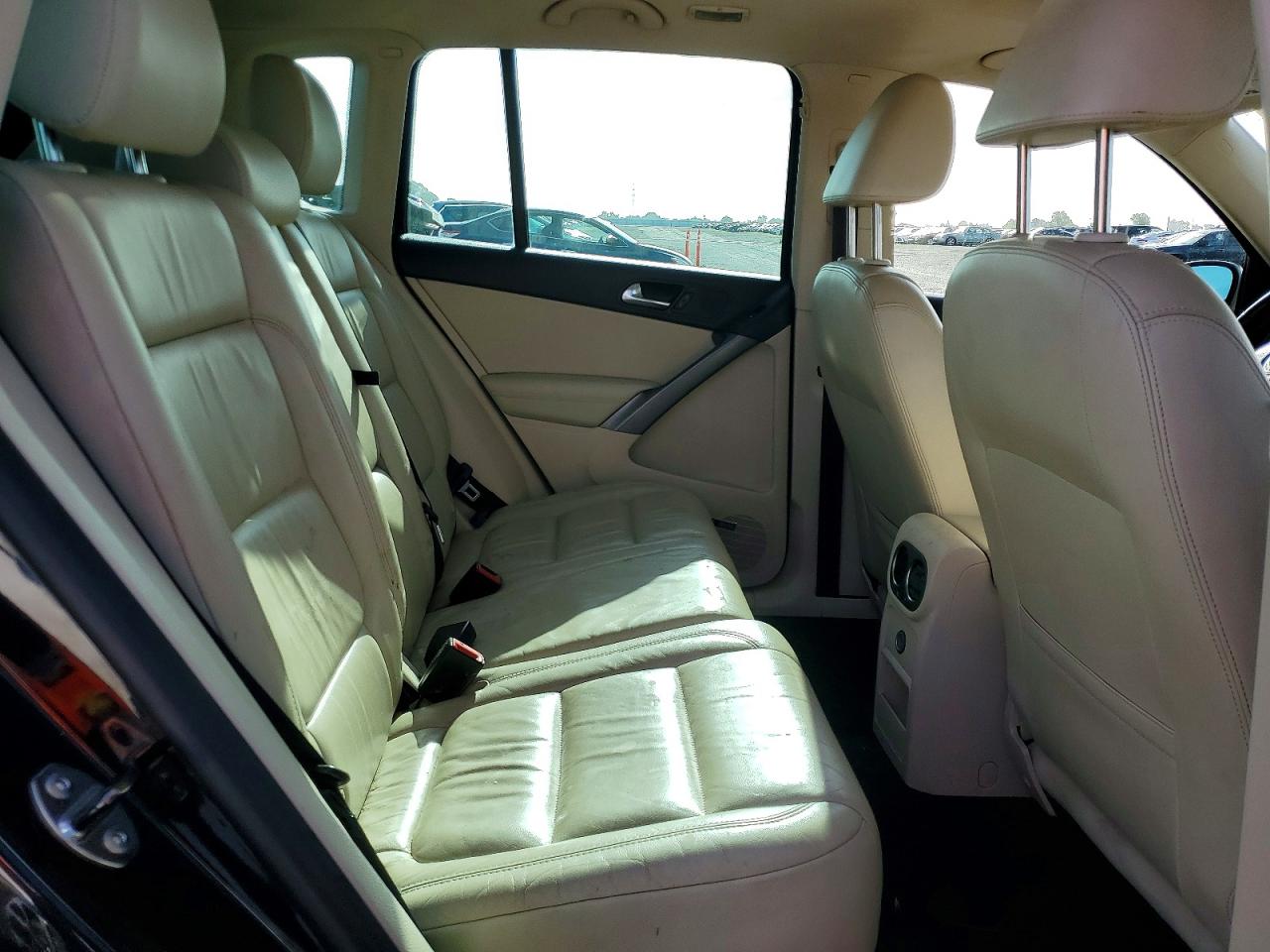 2010 Volkswagen Tiguan VIN WVGBV7AX8AW001079 photo 11