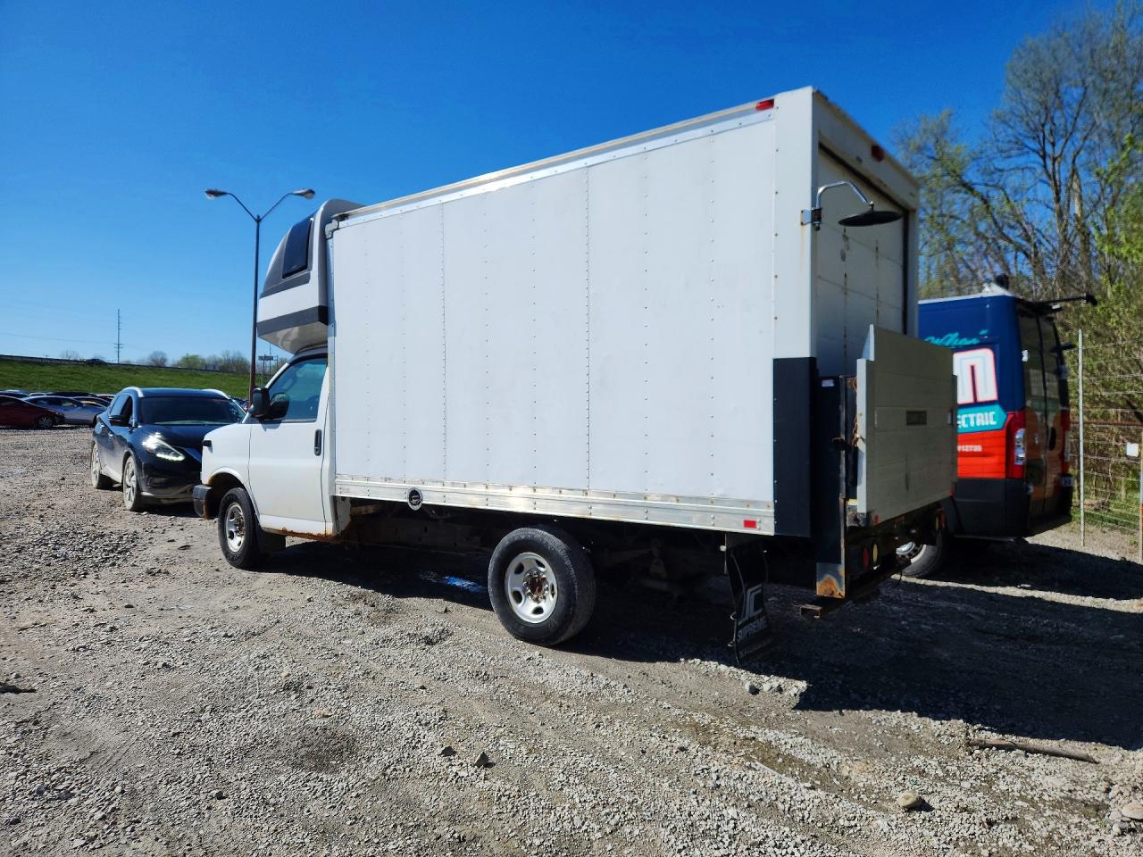 2017 CHEV Express VIN 1GB0GRFF2H1118072 photo 2