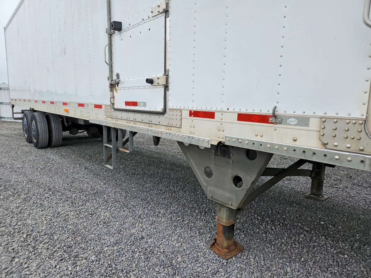 2015 UTILITY All models VIN 1UYVS2486FM408324 photo 9
