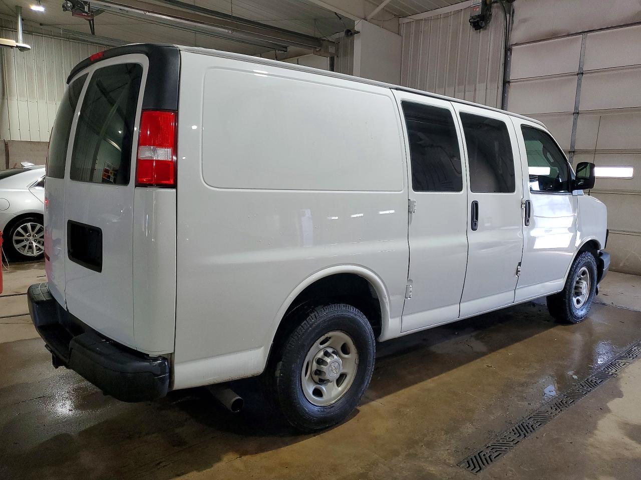 2018 Chevrolet Express VIN 1GCWGAFG1J1341404 photo 3