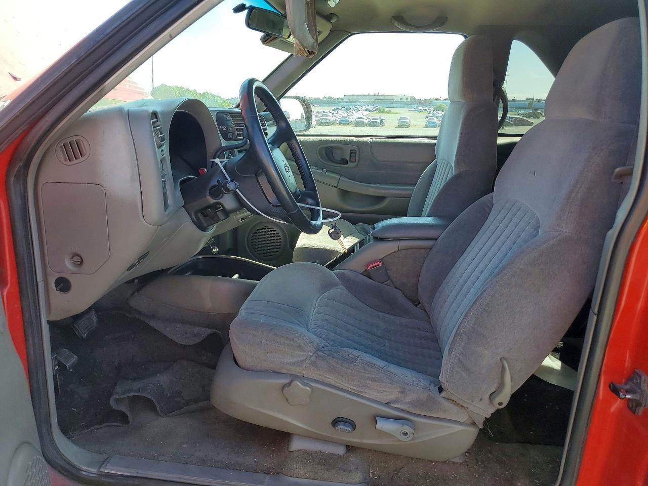 2000 CHEV Blazer VIN 1GNCT18W7YK166591 photo 7
