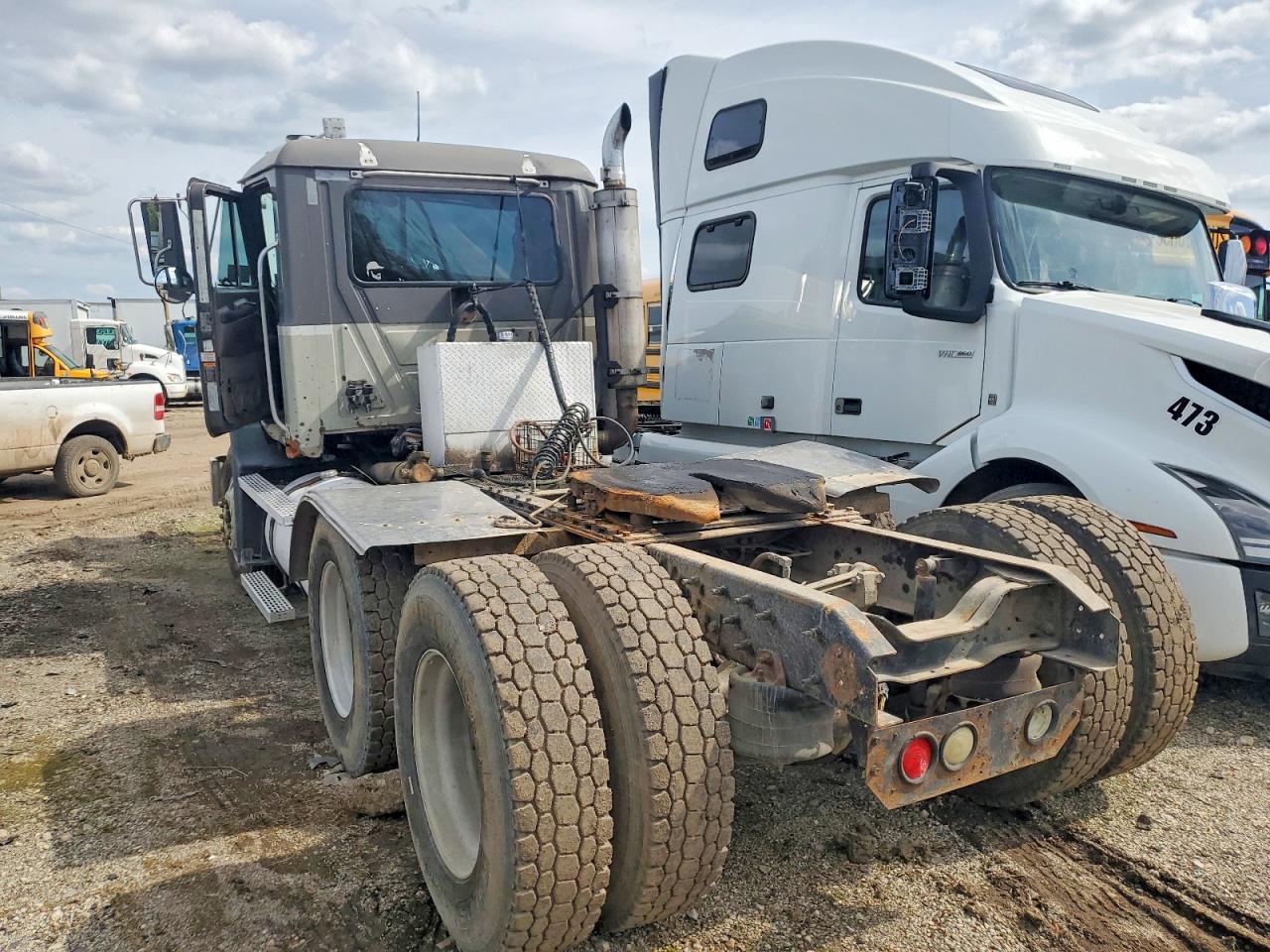 2001 MACK All other VIN 1M1AA13YX1W141536 photo 3