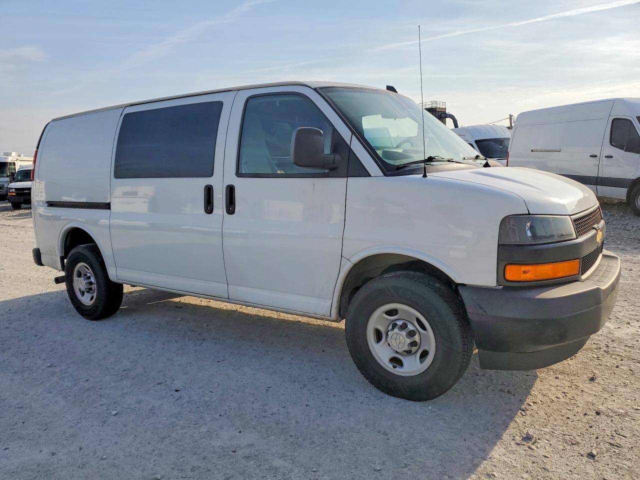 2019 CHEV Express VIN 1GCWGAFP2K1367866 photo 4