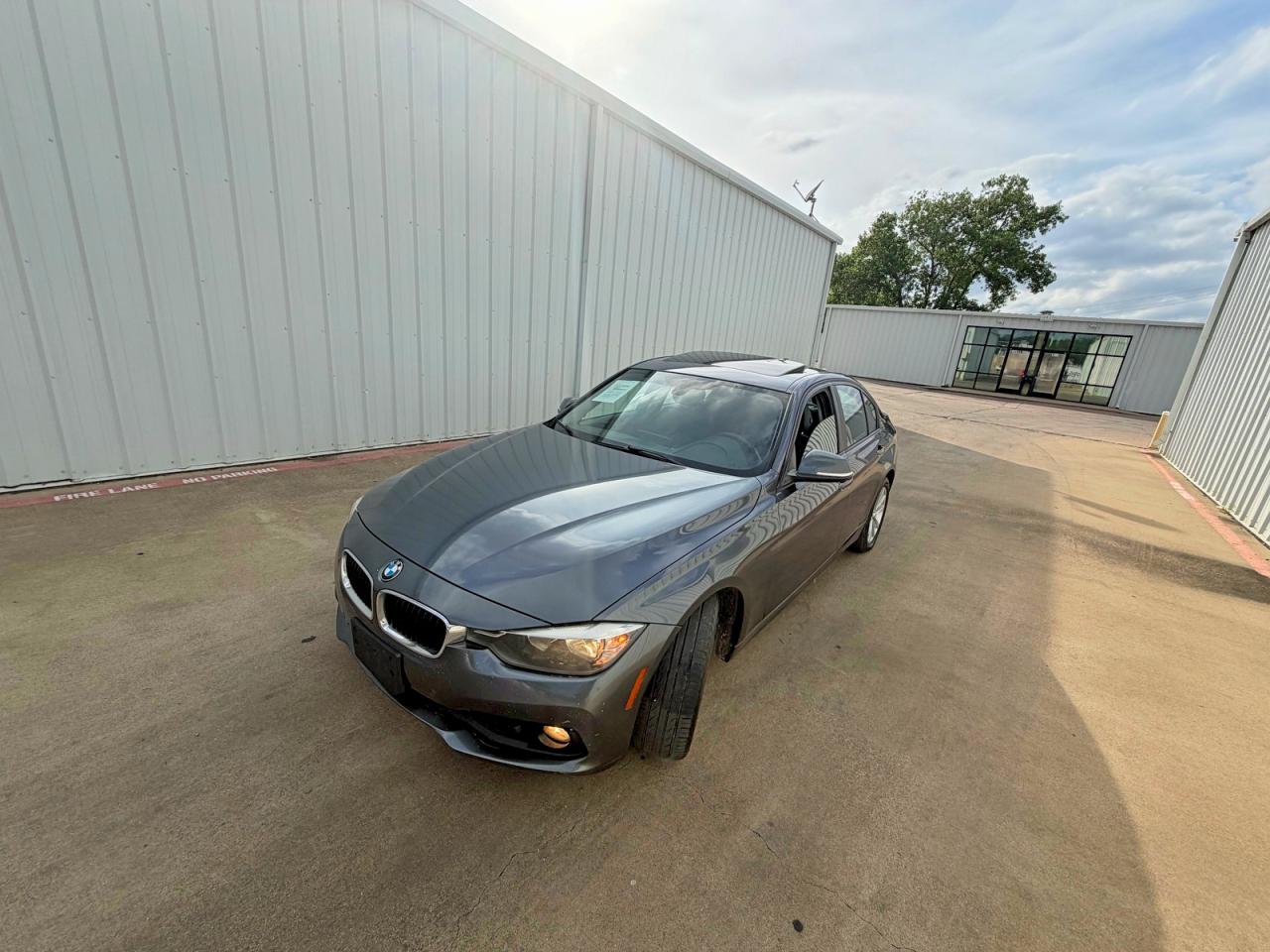2016 BMW 3 series VIN WBA8E5G55GNT93166 photo 2