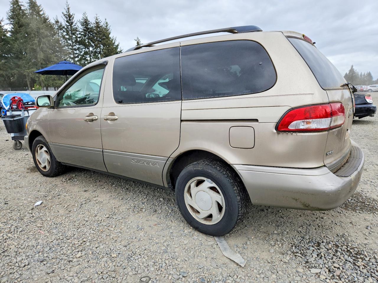 2002 Toyota Sienna VIN 4T3ZF13CX2U437925 photo 2