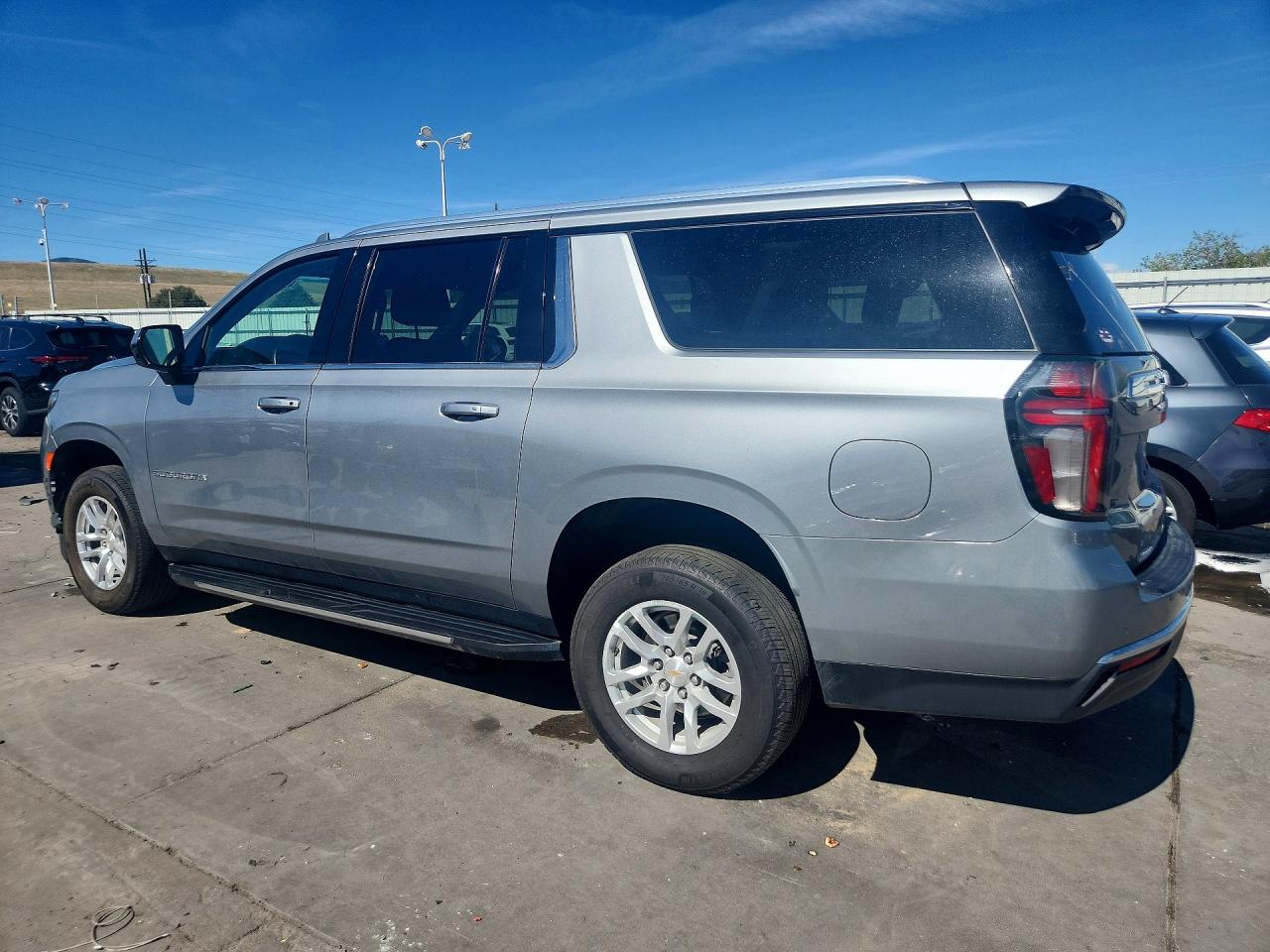 2024 Chevrolet Suburban VIN 1GNSKBKT2RR358707 photo 2