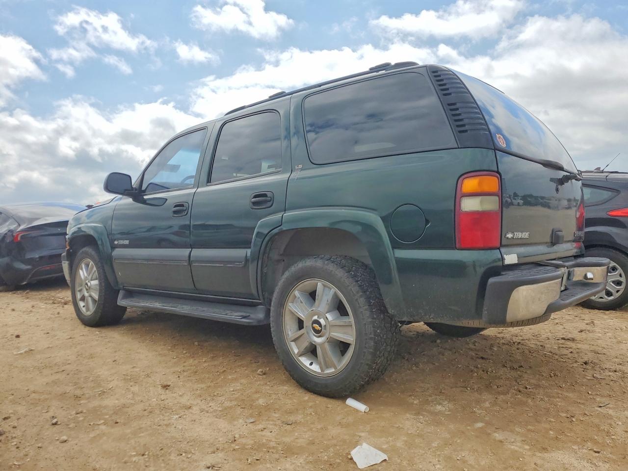 2002 Chevrolet Tahoe VIN 1GNEC13Z12R136575 photo 2