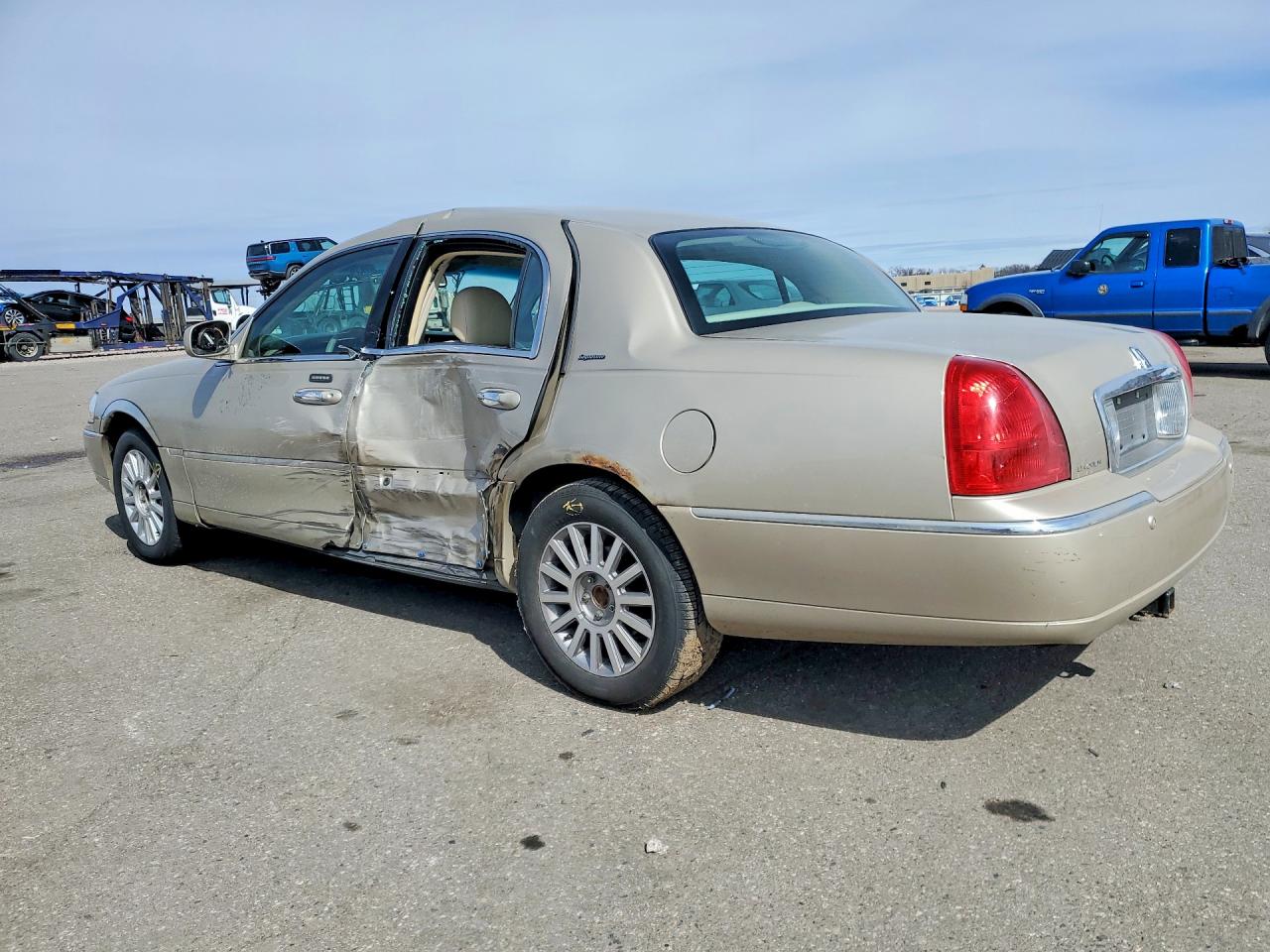 2005 Lincoln Towncar VIN 1LNHM81W35Y643326 photo 2