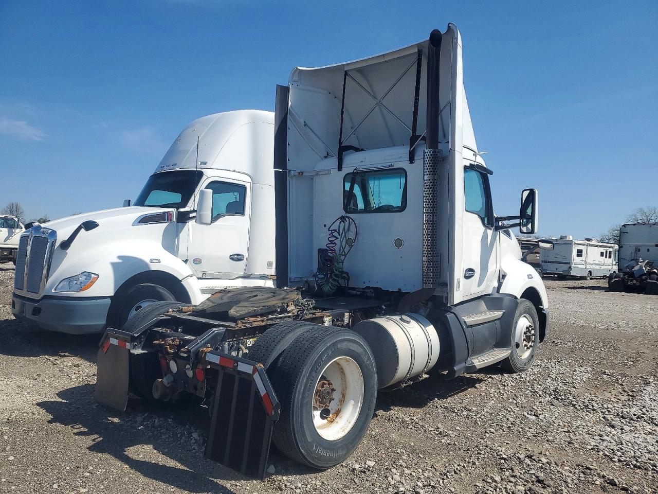 2016 KENWORTH All models VIN 1XKYA48X2GJ124840 photo 4