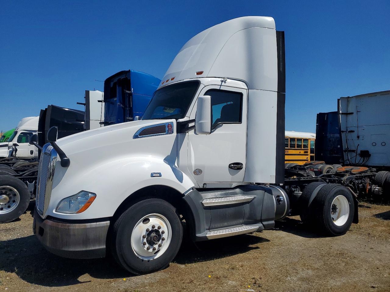 2016 KENWORTH All other VIN 1XKYA48X1GJ496623 photo 2