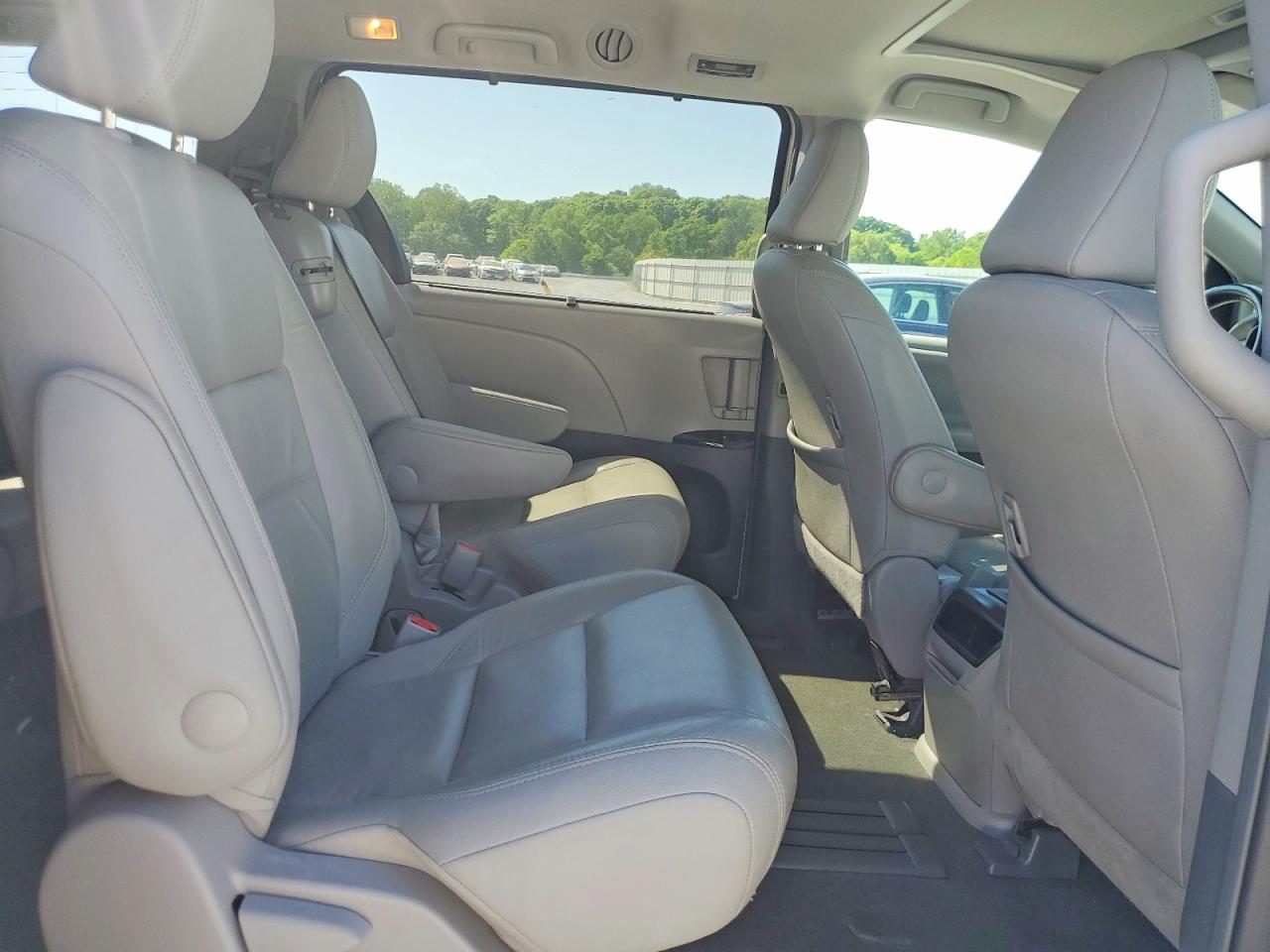2016 Toyota Sienna VIN 5TDYK3DC7GS722785 photo 11