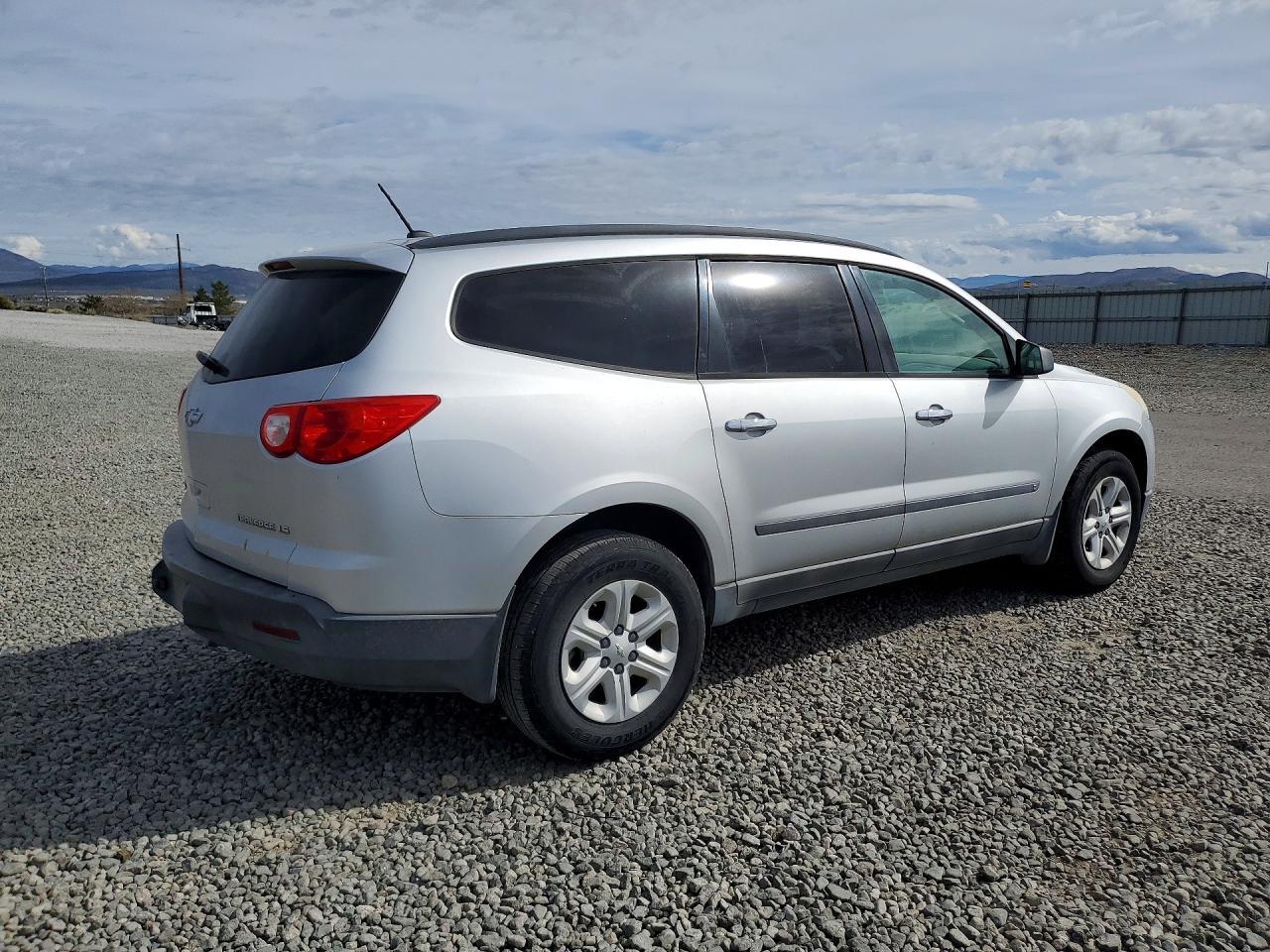2010 Chevrolet Traverse VIN 1GNLVEEDXAS109215 photo 3