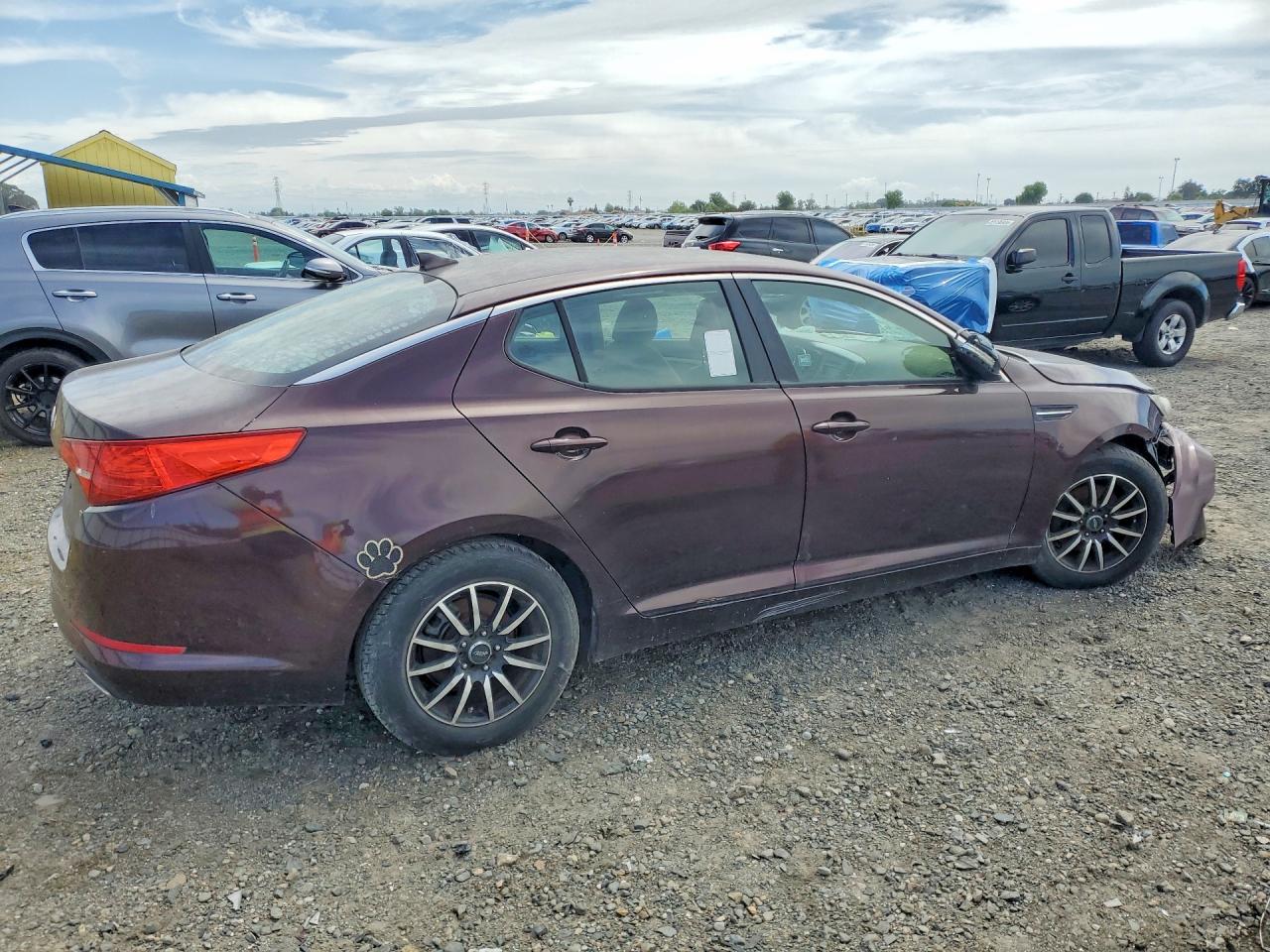 2011 Kia Optima VIN KNAGM4A79B5166557 photo 3