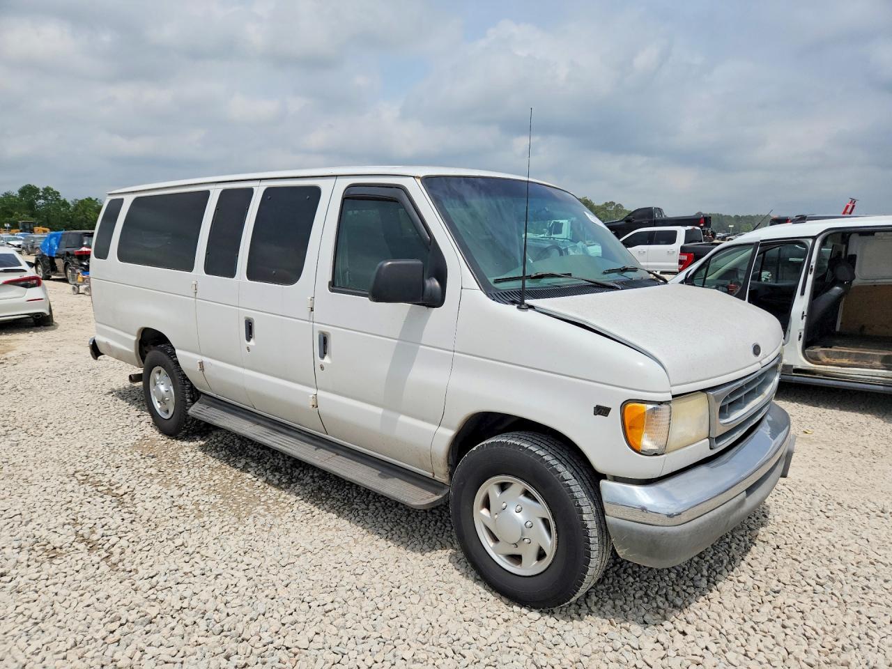 2001 Ford Econoline VIN 1FBSS31S61HB38170 photo 4