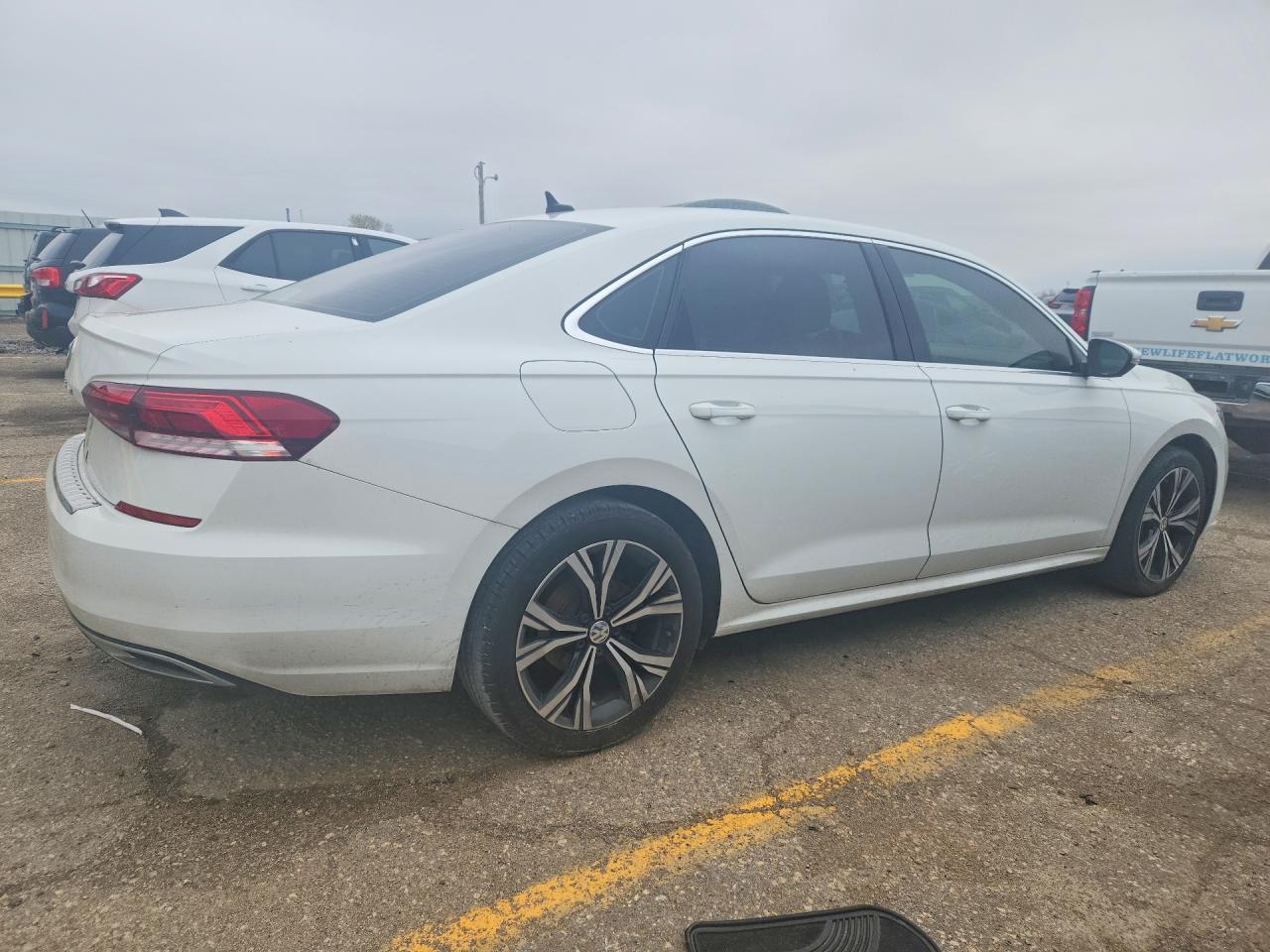 2022 Volkswagen Passat VIN 1VWSA7A39NC000475 photo 3