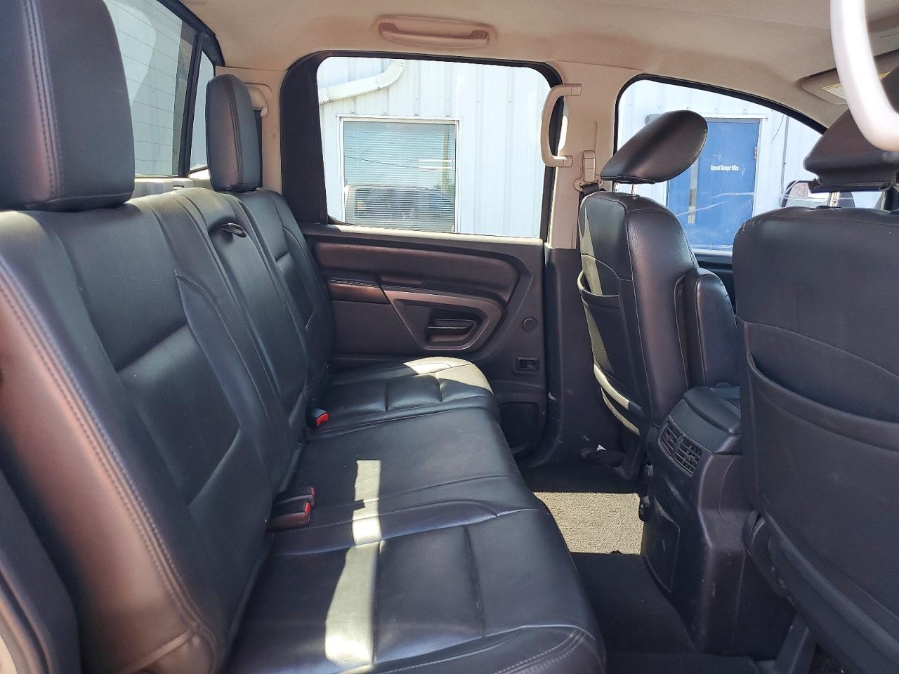 2015 Nissan TITAN VIN 1N6AA0ED6FN514375 photo 10