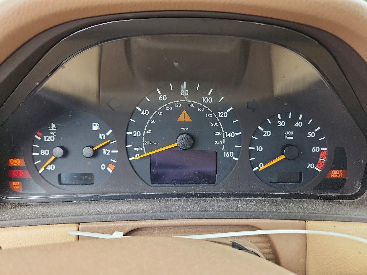 2000 Mercedes-Benz E-class VIN WDBJF82J3YX039044 photo 9