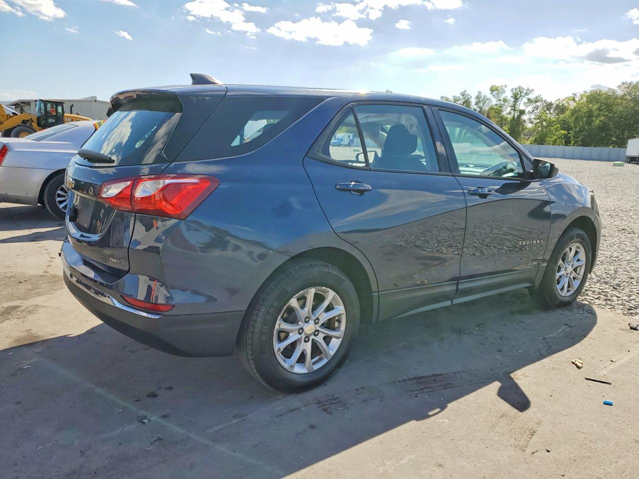 2018 Chevrolet Equinox VIN 3GNAXREV3JS523023 photo 3
