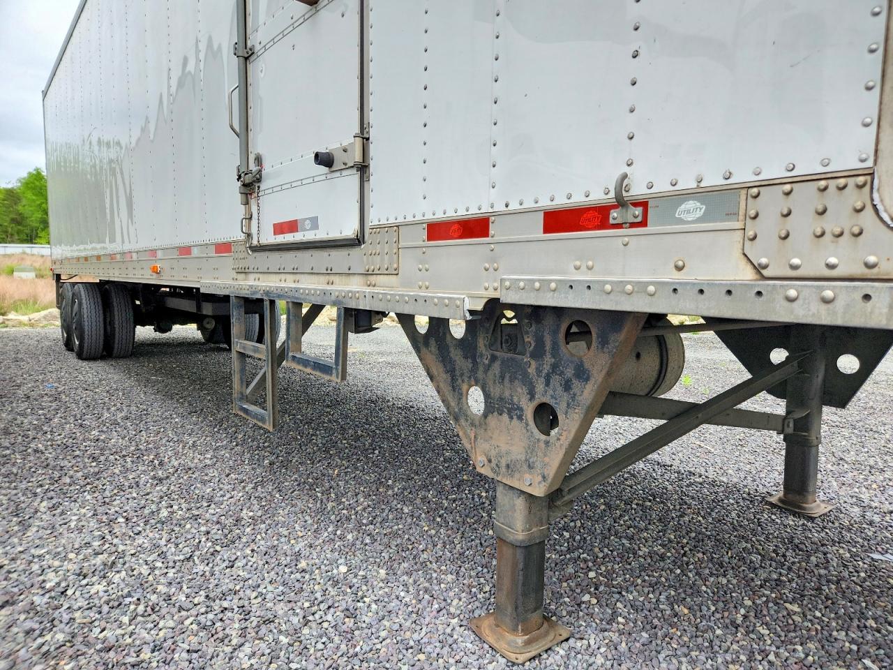 2015 UTILITY All models VIN 1UYVS2484FM408340 photo 9