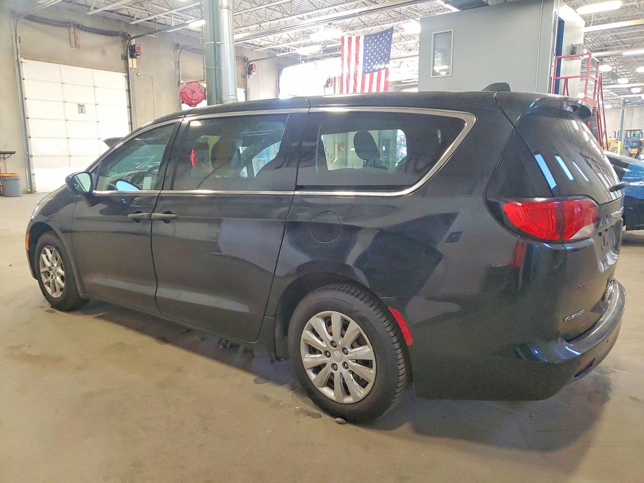 2020 Chrysler Minivan VIN 2C4RC1AG8LR105377 photo 2