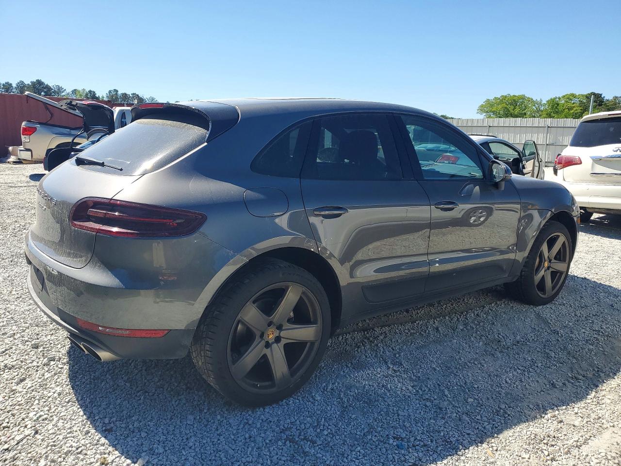 2016 Porsche Macan VIN WP1AB2A58GLB47470 photo 3