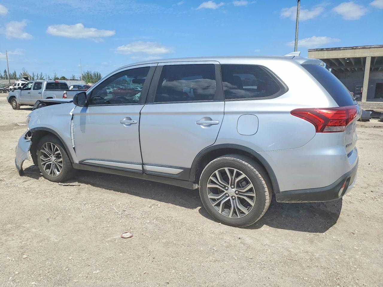 2017 Mitsubishi Outlander VIN JA4AZ2A37HZ015370 photo 2