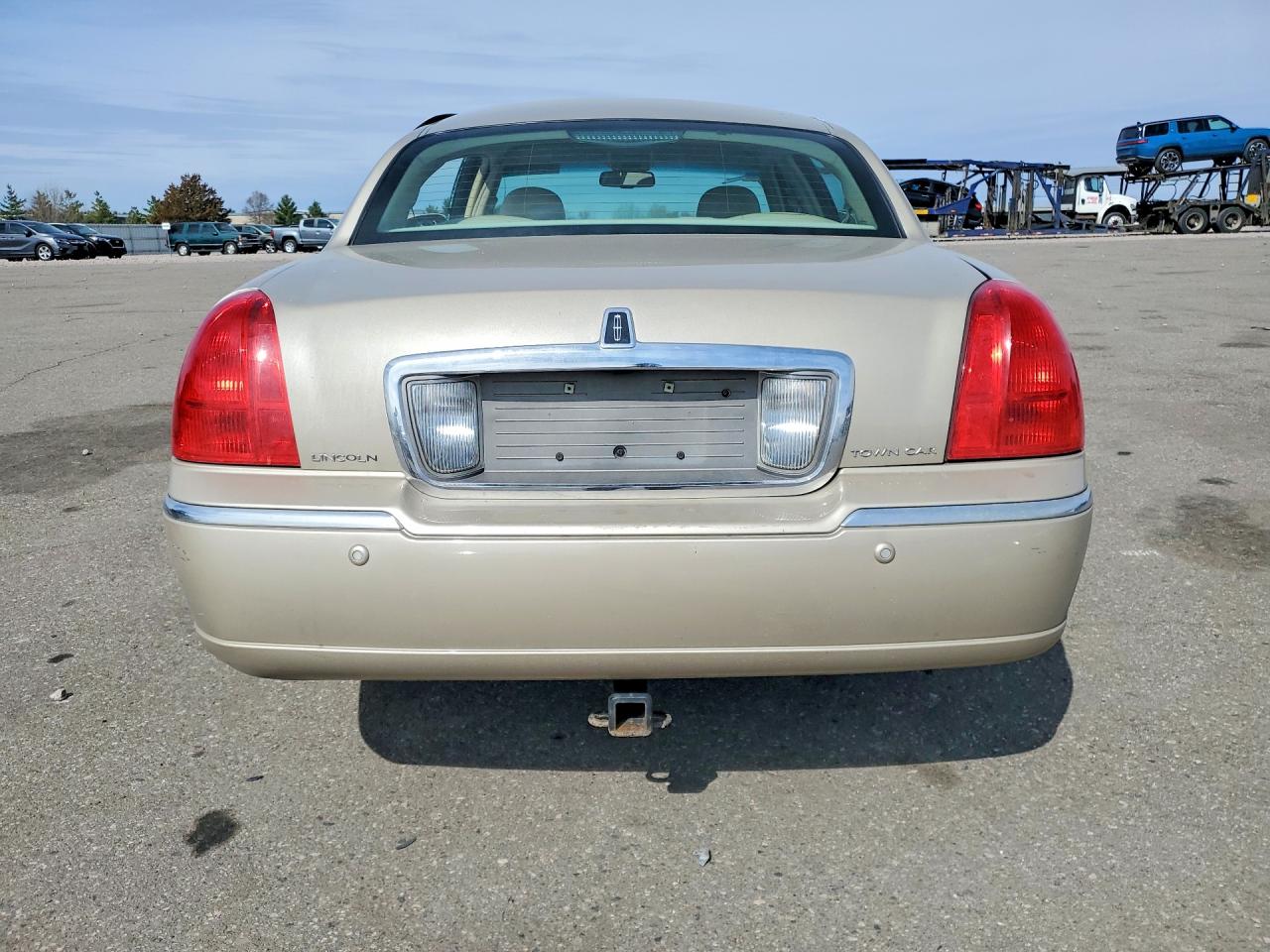2005 Lincoln Towncar VIN 1LNHM81W35Y643326 photo 6
