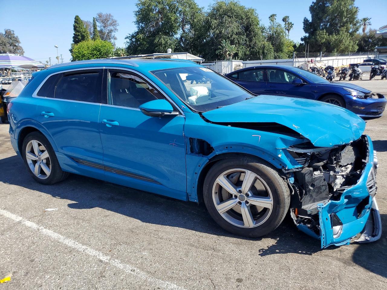 2019 Audi E-tron VIN WA1LAAGE9KB011727 photo 4