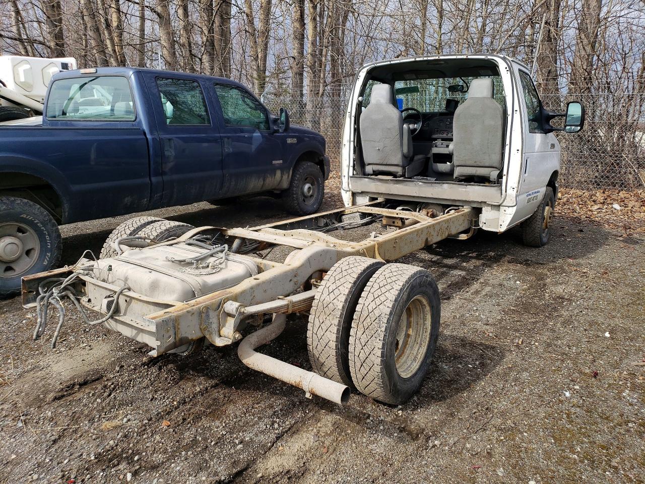 2017 Econoline VIN 1FDWE3FS9HDC67451 photo 3