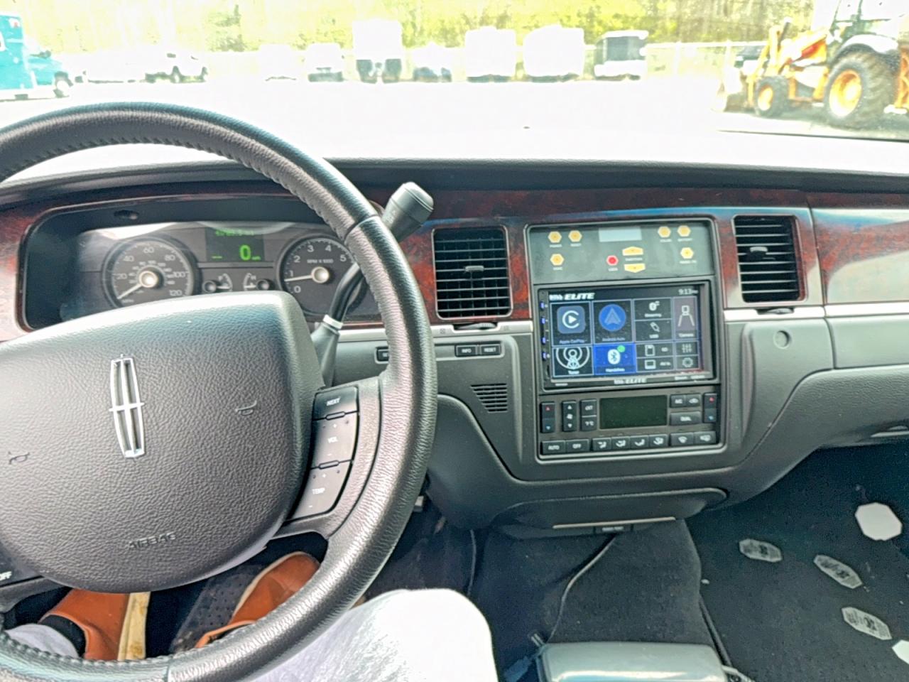 2007 Lincoln Towncar VIN 1L1FM88W87Y628418 photo 9
