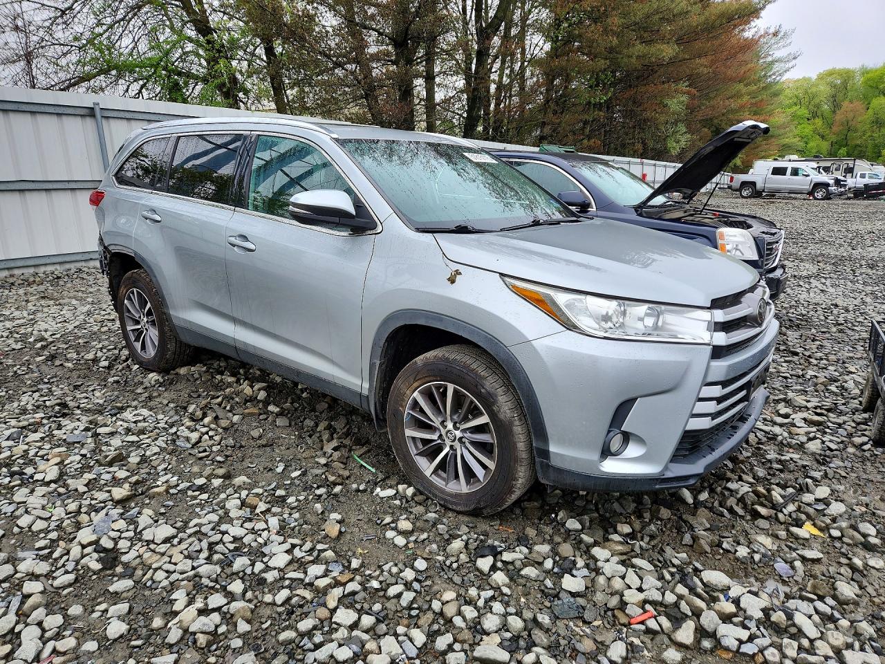 2019 Toyota Highlander VIN 5TDJZRFH9KS622351 photo 4