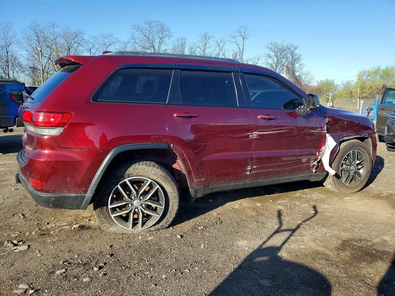 2018 Jeep Cherokee VIN 1C4RJFLG4JC230043 photo 3