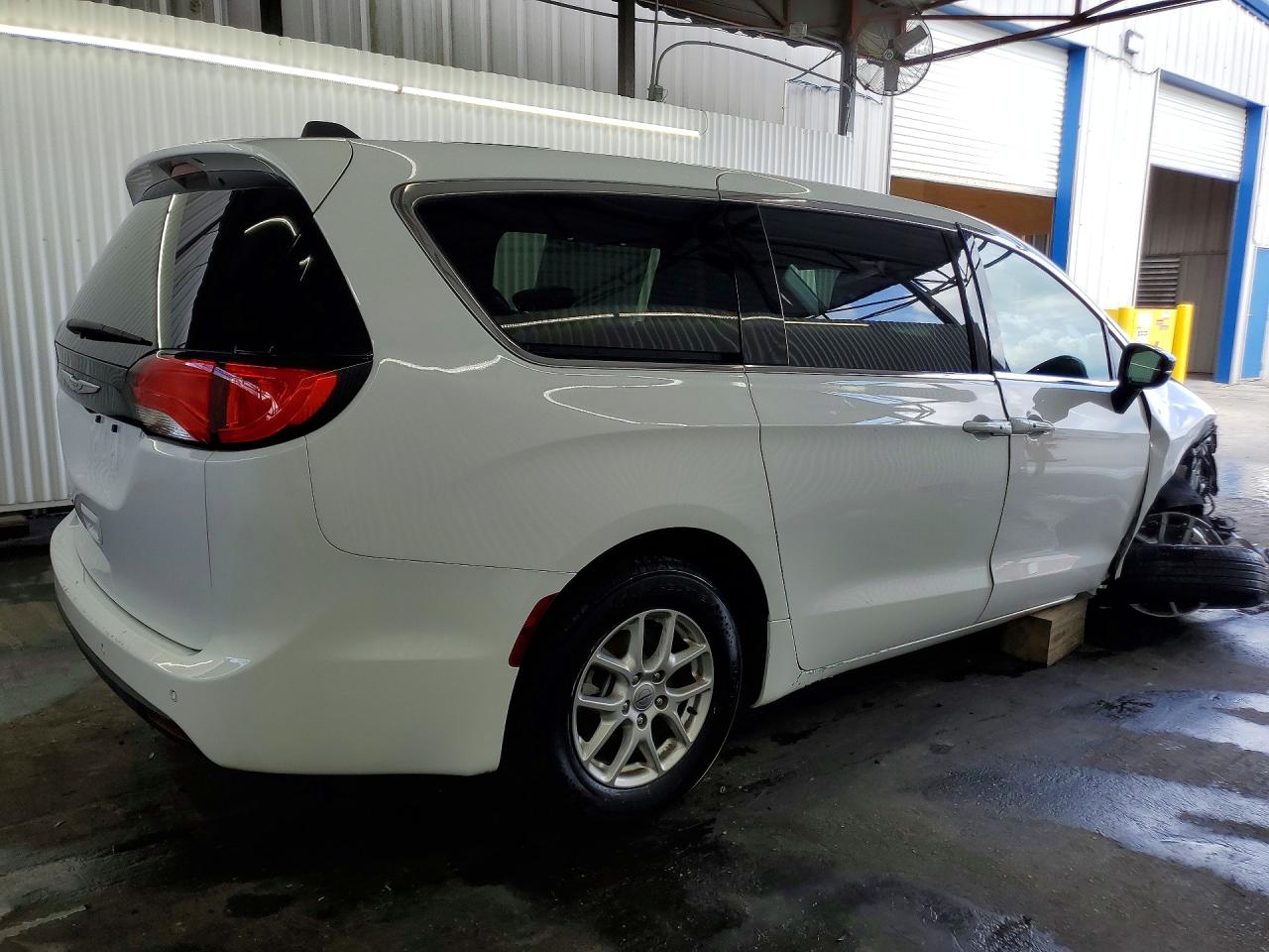 2025 Chrysler Minivan VIN 2C4RC1CG7SR534974 photo 3