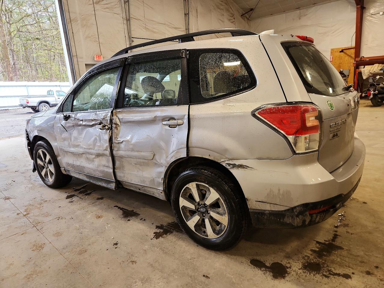 2017 Subaru Forester VIN JF2SJABCXHH529487 photo 2