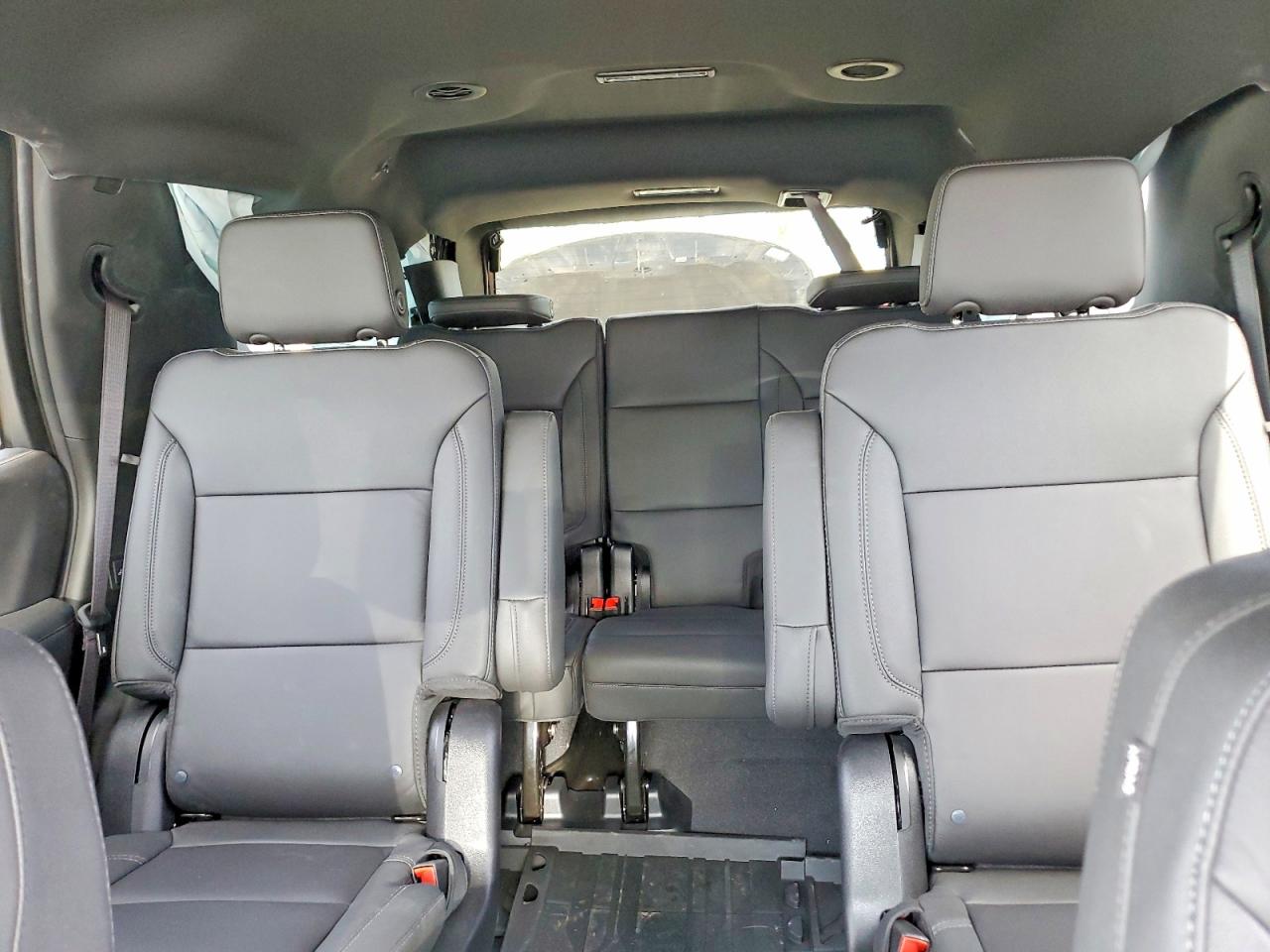 2026 Chevrolet Tahoe VIN 1GNS6NKD1TR121633 photo 10