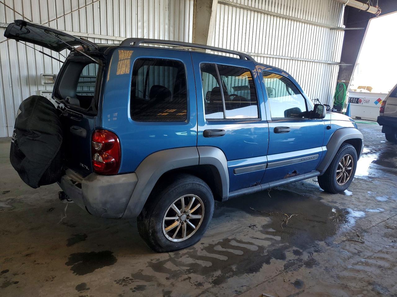 2005 Jeep Liberty VIN 1J4GK48K75W651842 photo 3