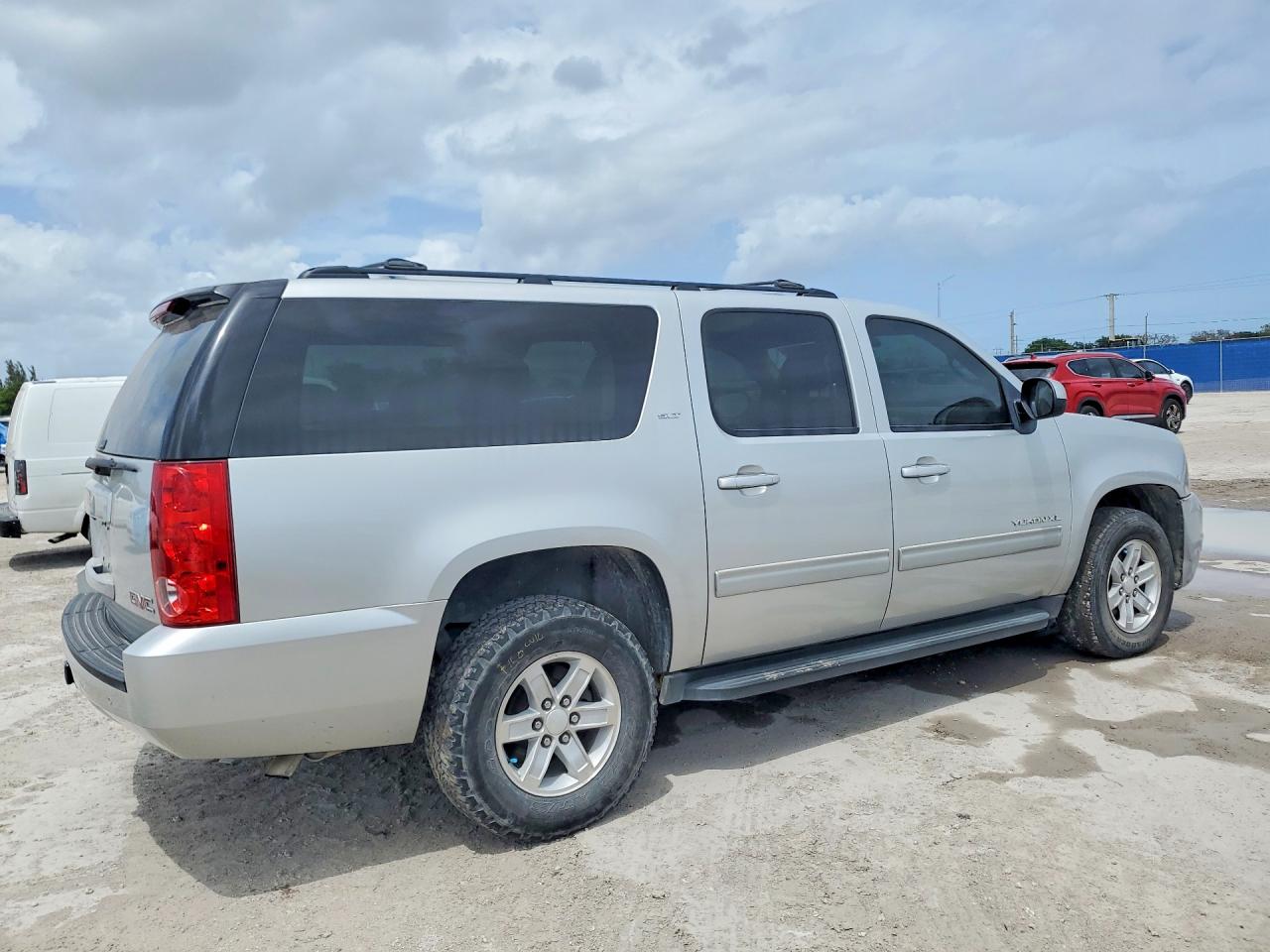 2011 GMC Yukon VIN 1GKS2KE36BR176734 photo 3