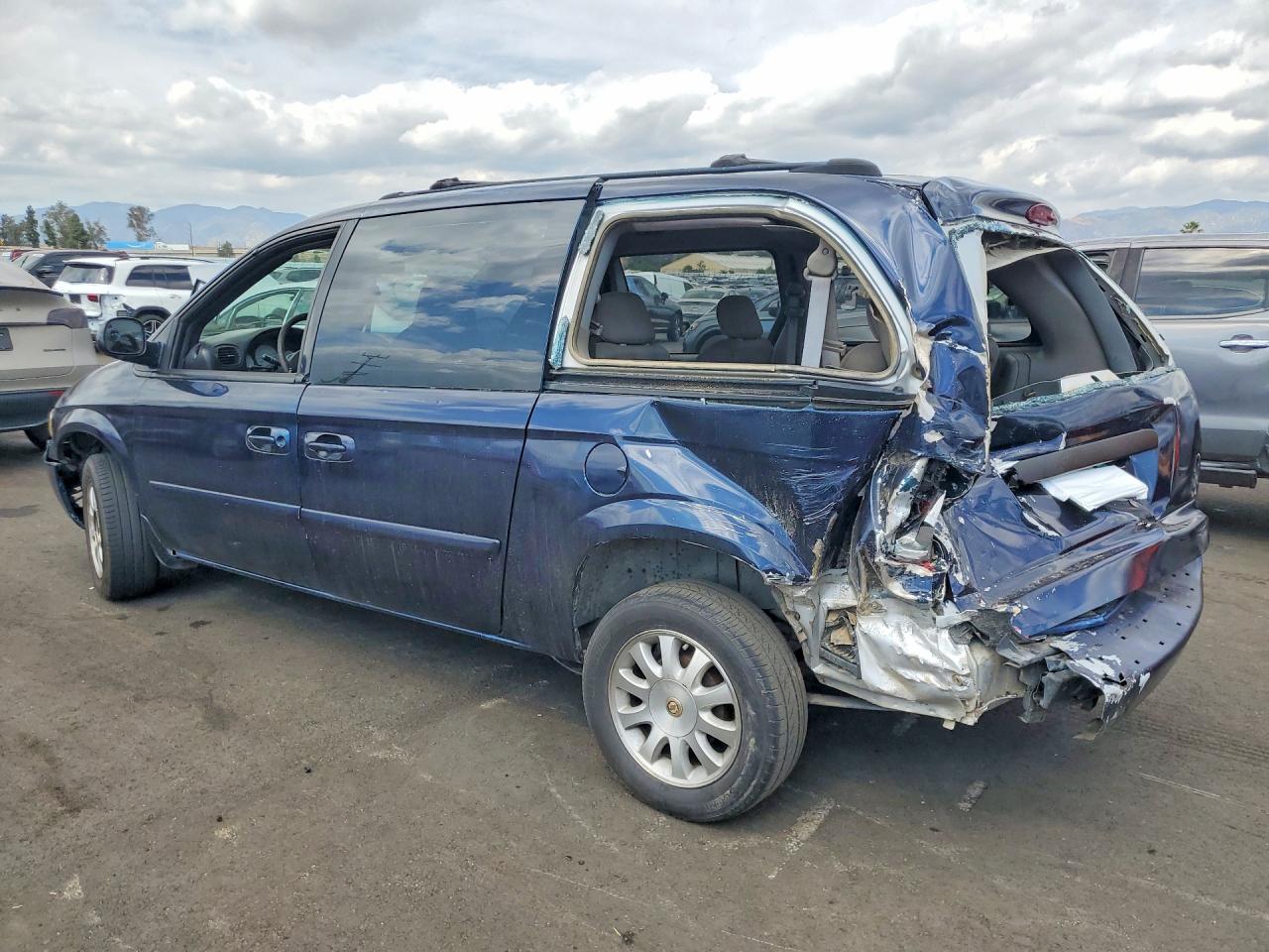 2005 DODGE Caravan VIN 1D4GP24R95B169303 photo 2