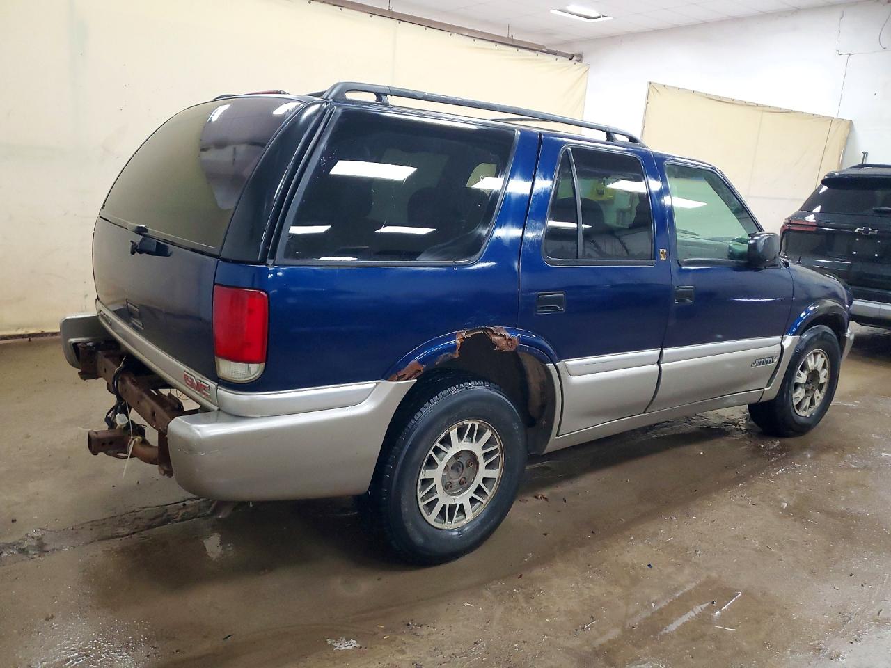 1999 GMC Jimmy VIN 1GKDT13W3X2557793 photo 3